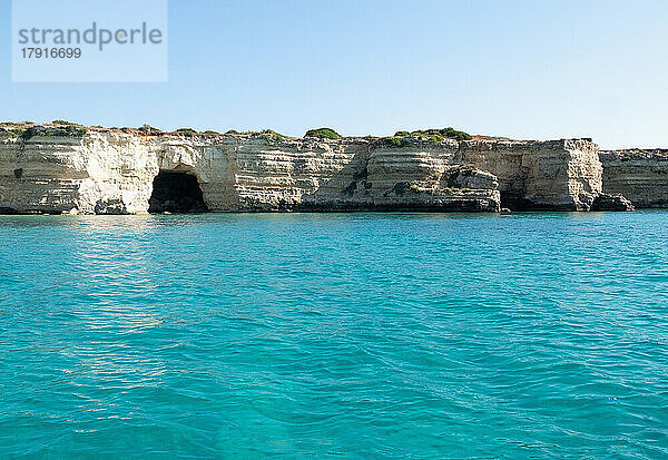 Italien  Apulien  Provinz Lecce  Otranto  Baia Del Mulino D'acqua  Klippen und Höhlen an der Meeresküste