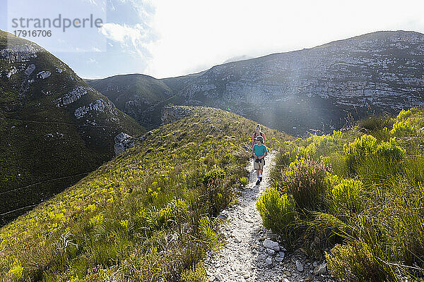 Südafrika  Hermanus  Geschwister (8-9  16-17) wandern im Fernkloof Nature Reserve