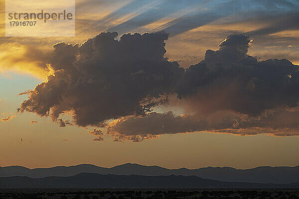 USA  New Mexico  Santa Fe  dramatischer Sonnenuntergangshimmel über Wüstenlandschaft