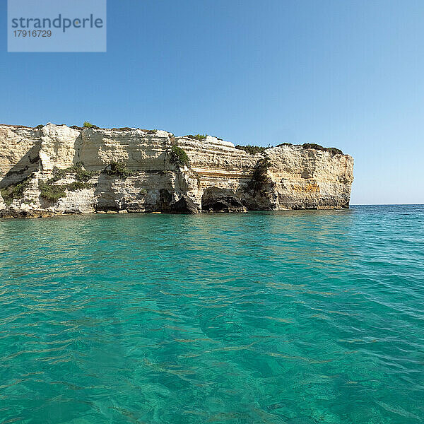 Italien  Apulien  Provinz Lecce  Otranto  Baia Del Mulino D'acqua  Klippen an der Meeresküste