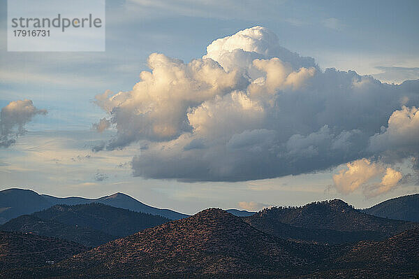 USA  New Mexico  Santa Fe  weiße  bauschige Wolken über den Sangre-de-Cristo-Bergen