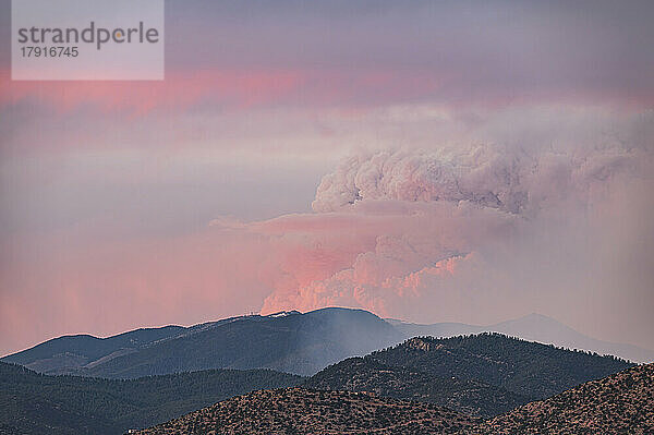 USA  New Mexico  Santa Fe  verheerender Rauch über den Sangre de Cristo Mountains bei Sonnenaufgang