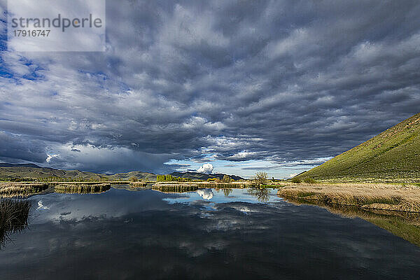 USA  Idaho  Bellevue  Wolken spiegeln sich im Teich in der Nähe von Sun Valley