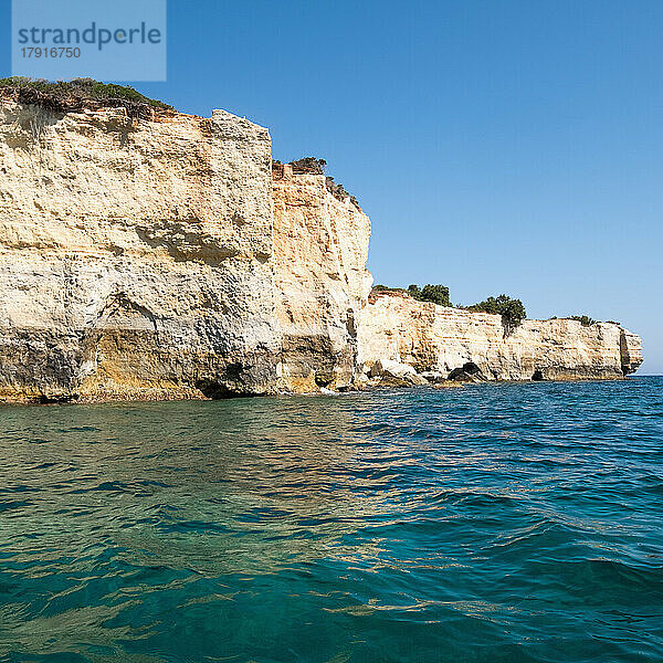 Italien  Apulien  Provinz Lecce  Otranto  Baia Del Mulino D'acqua  Klippen an der Meeresküste