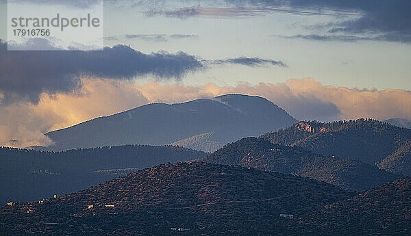 USA  New Mexico  Santa Fe  Ausläufer des Sangre de Cristo-Gebirges bei Sonnenuntergang