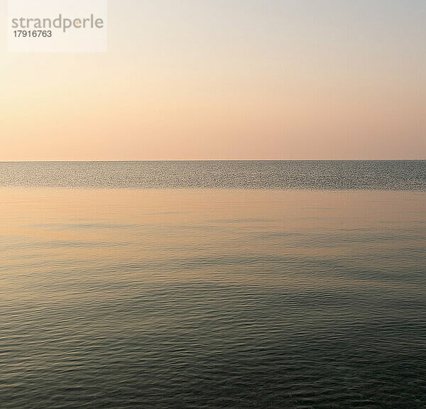 Italien  Apulien  Adria  glattes Meer bei Sonnenuntergang