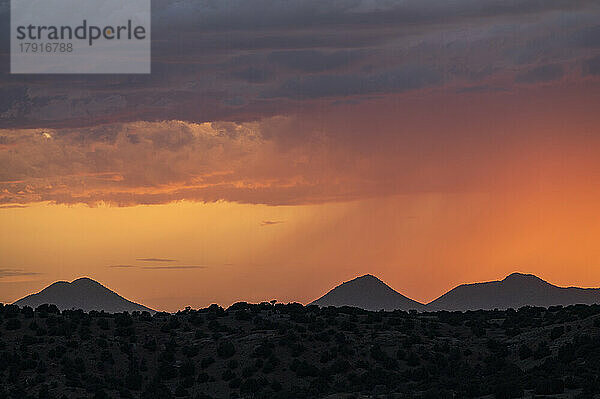 USA  New Mexico  Lamy  dramatischer Sonnenuntergangshimmel über Wüstenlandschaft