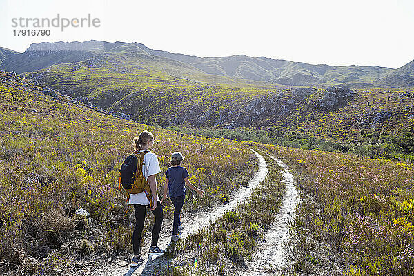 Südafrika  Hermanus  Teenager-Mädchen (16-17) und Bruder (8-9) wandern im Phillipskop Nature Reserve