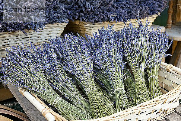 Korb mit getrocknetem Lavendel auf dem Bauernmarkt