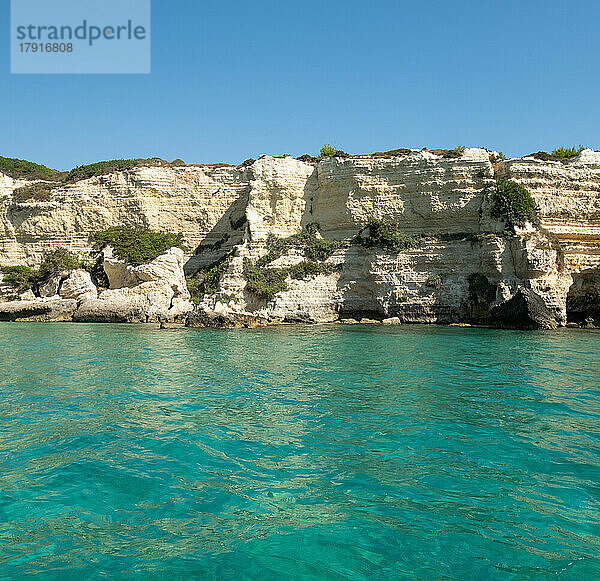 Italien  Apulien  Provinz Lecce  Otranto  Baia Del Mulino D'acqua  Klippen an der Meeresküste