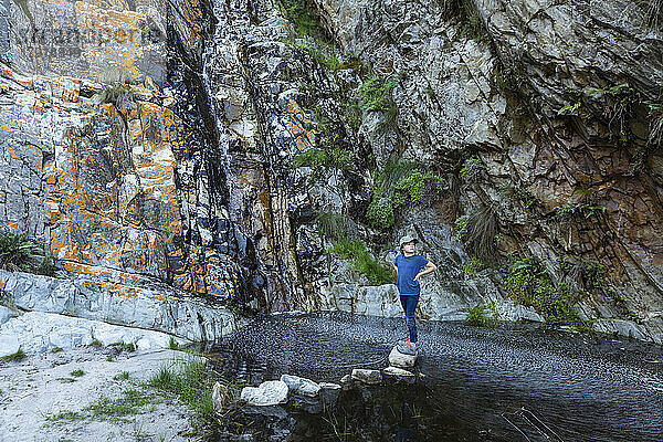 Südafrika  Hermanus  Junge (8-9) erkundet Wasserfallfelsen im Naturschutzgebiet Phillipskop