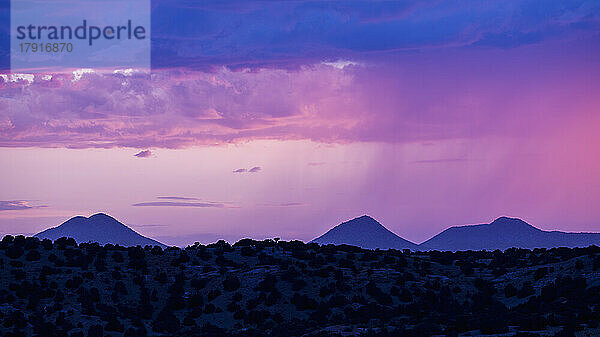 USA  New Mexico  Lamy  Monsunsturmwolken bilden sich in der Abenddämmerung über der Wüstenlandschaft