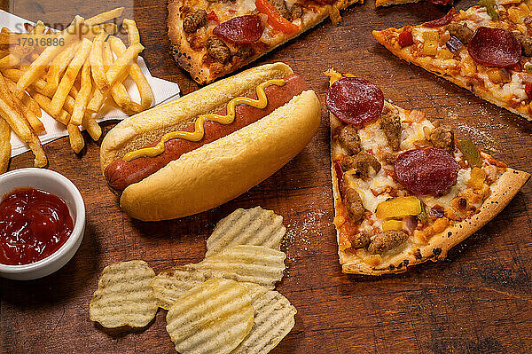 Auswahl an verarbeiteten Lebensmitteln mit Pizza  Hot Dog  Chips und Pommes Frites