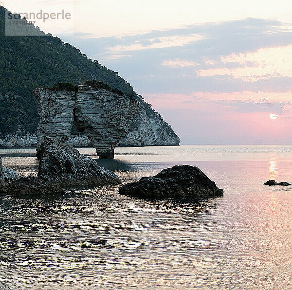Italien  Apulien  Gargano  Baia Delle Zagare  Felsformationen an der Küste der Adria