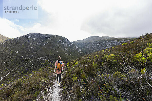 Südafrika  Hermanus  Teenager-Mädchen (16-17) beim Wandern im Fernkloof Nature Reserve