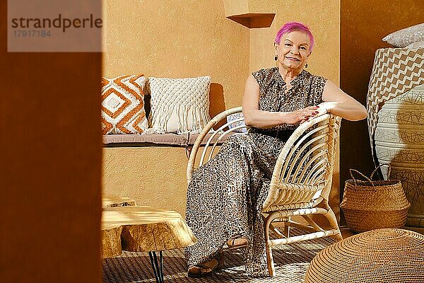 Frau im Ruhestand sitzt in einem authentischen Interieur im nahöstlichen Stil
