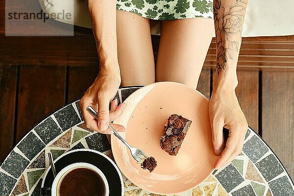Draufsicht auf den Tisch  Teller mit Kuchen  Kaffee und Frauenknie