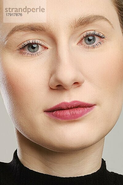 Closeup-Porträt eines weiblichen Gesichts mit gesunder und sauberer Haut und natürlichem Make-up