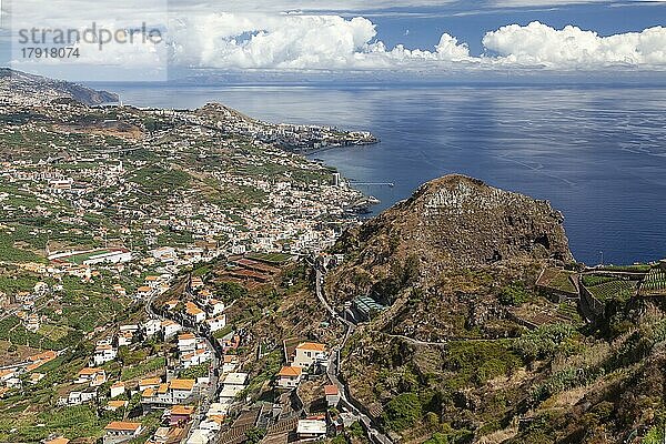 Blick vom Skywalk auf die Klippen der Südküste von Madeira  Portugal  Europa