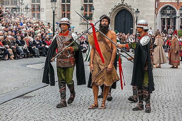 BRUGES  BELGIEN  17. MAI: Jährliche Heilig-Blut-Prozession am Himmelfahrtstag. Einheimische führen Dramatisierungen biblischer Ereignisse auf  Johannes der Täufer wird verhaftet. 17. Mai 2012 in Brügge (Brugge)  Belgien  Europa