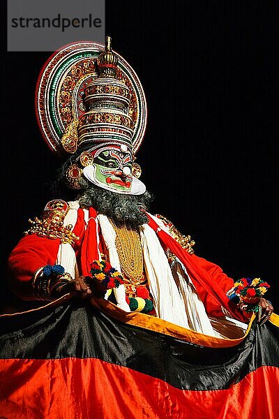 CHENNAI  INDIEN  9. SEPTEMBER: Vorführung des traditionellen indischen Tanztheaters Kathakali am 9. September 2009 in Chennai  Indien. Der Darsteller spielt die Figur der Maricha (kathi) aus dem Ramayana