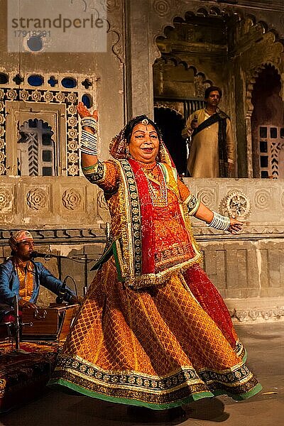 UDAIPUR  INDIEN  24. NOVEMBER: Bhavai-Vorführung  berühmter Volkstanz des indischen Bundesstaates Rajasthan. Die Tänzerin balanciert während des Tanzes eine Reihe von irdenen Töpfen. November 24  2012 in Udaipur  Rajasthan  Indien  Asien