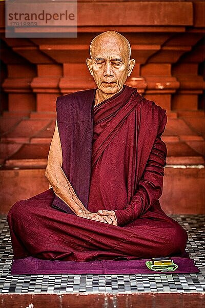 YANGON  MYANMAR  3. JANUAR 2014: Asketischer buddhistischer Mönch meditiert in der Shwedagon Paya Pagode