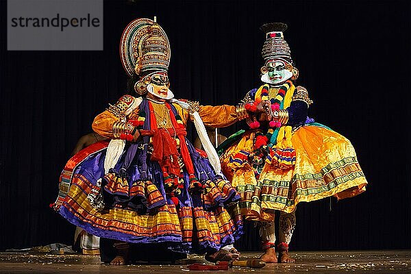 CHENNAI  INDIEN  8. SEPTEMBER: Vorführung des traditionellen indischen Tanztheaters Kathakali am 8. September 2009 in Chennai  Indien. Die Darsteller spielen die Figuren Krishna (pacha) und Balarama (pazhupu) im Ramayana