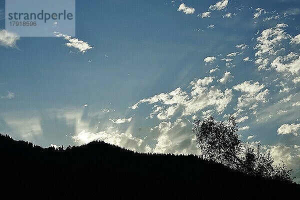 Wolkenhimmel in den Voralpen  August  Bayern  Deutschland  Europa