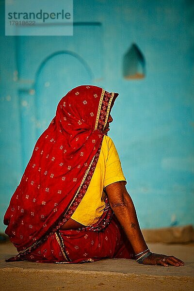 KHAJURAHO  INDIEN  15. APRIL 2011: Indische Landfrau in traditionellem Sari  sitzend im Dorf Khajuraho. Der größte Teil der indischen Landbevölkerung lebt auf dieselbe traditionelle Weise wie vor Jahrhunderten