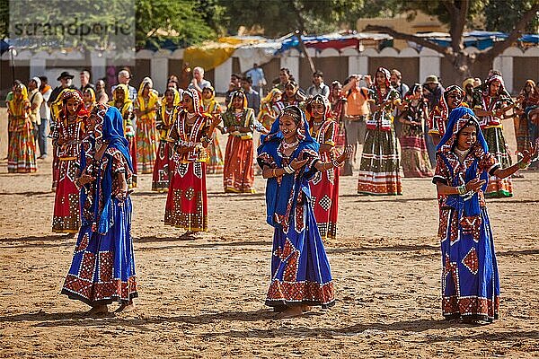 PUSHKAR  INDIEN  21. NOVEMBER 2012: Nicht identifizierte Rajasthani-Mädchen in traditioneller Kleidung tanzen auf der jährlichen Kamelmesse Pushkar Mela in Pushkar  Rajasthan  Indien  Asien