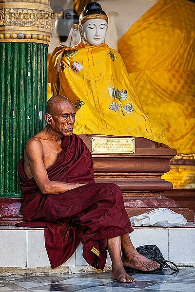 YANGON  MYANMAR  3. JANUAR 2014: Asketischer buddhistischer Mönch meditiert in der Shwedagon Paya Pagode