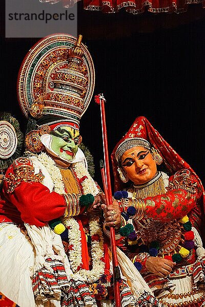 CHENNAI  INDIEN  8. SEPTEMBER: Vorführung des traditionellen indischen Tanztheaters Kathakali am 8. September 2009 in Chennai  Indien. Die Darsteller spielen die Figuren Arjuna (pacha) und Subhadra