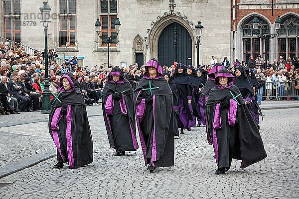 BRUGES  BELGIEN  17. MAI: Jährliche Heilig-Blut-Prozession am Himmelfahrtstag. Einheimische führen eine historische Nachstellung und Inszenierungen biblischer Ereignisse auf. 17. Mai 2012 in Brügge (Brugge)  Belgien  Europa