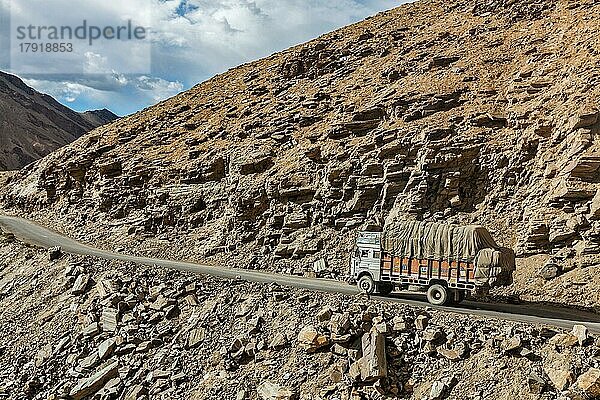 LADAKH  INDIEN  2. SEPTEMBER 2011: Indischer Lastwagen auf der Straße Manali-Leh im indischen Himalaya