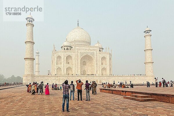 AGRA  INDIEN  17. NOVEMBER 2012: Touristen besuchen das Taj Mahal  das berühmte indische Wahrzeichen und die Touristenattraktion. Es ist UNESCO-Weltkulturerbe und gilt als eines der schönsten Gebäude der Welt