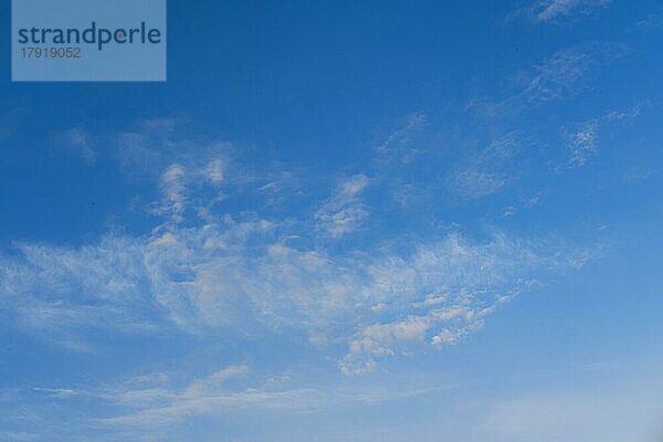 Winzige Wolken am Himmel (Naturhintergrund)