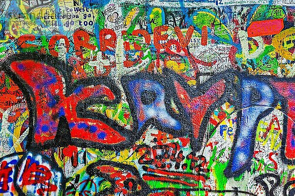 PRAG  TSCHECHISCHE REPUBLIK  28. APRIL 2012: Die Lennon Wall ist mit von John Lennon inspirierten Graffiti und Textfragmenten aus Beatles-Songs versehen