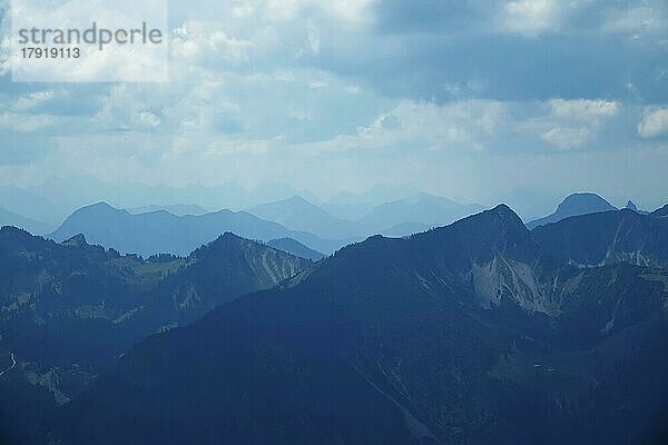 Blick vom Wendelstein in die Umgebung  August  Bayern  Deutschland  Europa