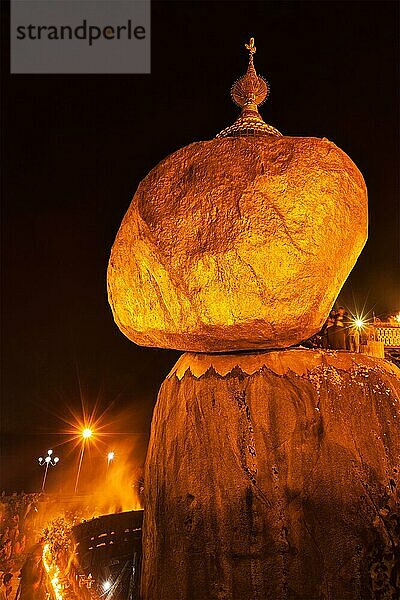 KYAIKTIYO  MYANMAR  4. JANUAR 2014: Menschen beten am Goldenen Felsen  Kyaiktiyo-Pagode  berühmtes Wahrzeichen von Myanmar  buddhistische Pilgerstätte und Touristenattraktion  Myanmar  Asien