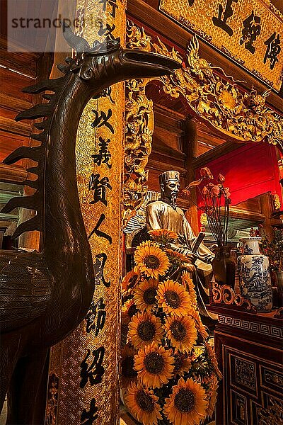 HANOI  VIETNAM  11. JUNI 2011: Konfuzius-Statue im Tempel der Literatur. Dieser Tempel ist Konfuzius  Weisen und Gelehrten gewidmet