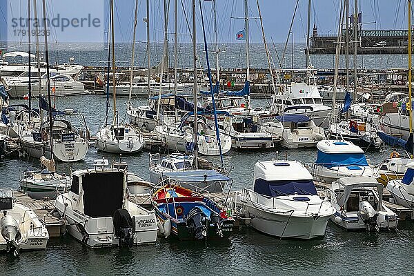 Blick auf den Jachthafen von Funchal  Santa Luzia  Funchal  Madeira  Portugal  Europa