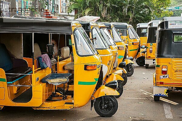 CHENNAI  INDIEN  25. JULI 2009: Indische Auto-Rikschas auf der Straße Auto-Rikschas (oft Autos genannt) sind in vielen indischen Städten ein billiges und effizientes Transportmittel und werden für kurze Strecken anstelle von Taxis eingesetzt