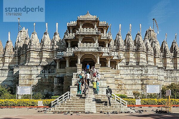 RANAKPUR  INDIEN  25. NOVEMBER 2012: Touristen und Gläubige besuchen einen Jain-Tempel in Ranakpur  Rajasthan  Indien  Asien