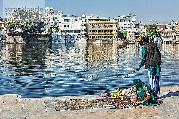 UDAIPUR  INDIEN  24. NOVEMBER 2012: Indische Frau in traditioneller Rajasthani-Kleidung verkauft Schmuck am Ghat des Pichola-Sees  Udaipur  Rajasthan  Indien  Asien