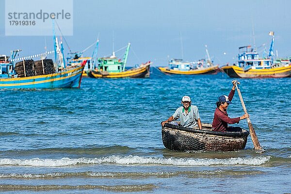 PHAN THIET  VIETNAM  5. JUNI  2011: Zwei Fischer in einem Kormoranboot auf dem Rückweg vom Fischfang. Phan Thiet ist eine Küstenstadt  die für ihren Tourismusbezirk Mui Ne und Meeresfrüchte sowie Meeresprodukte bekannt ist