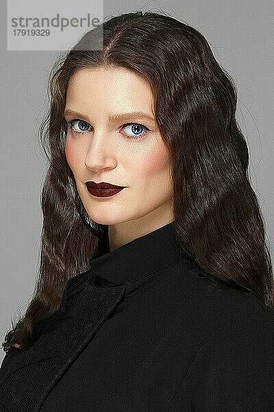 Close up Porträt von Mode-Modell mit Augen wie Gimlets. rote Lippen und blaue Augen