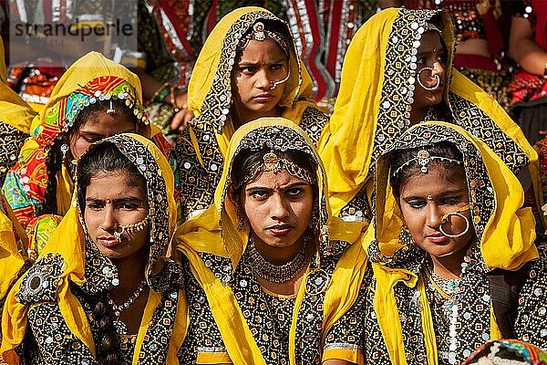 PUSHKAR  INDIEN  21. NOVEMBER 2012: Nicht identifizierte Rajasthani-Mädchen in traditioneller Kleidung bereiten sich auf eine Tanzvorführung auf dem jährlichen Kamelmarkt Pushkar Mela in Pushkar  Rajasthan  Indien  vor  Asien