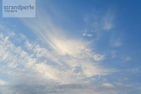 Leichte Wolken am Himmel (Naturhintergrund)