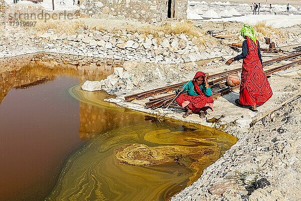 SAMBHAR  INDIEN  19. NOVEMBER 2012: Frauen beim Salzabbau am Sambhar-See  Rajasthan  Indien. Der Sambhar-Salzsee ist der größte Binnensalzsee Indiens